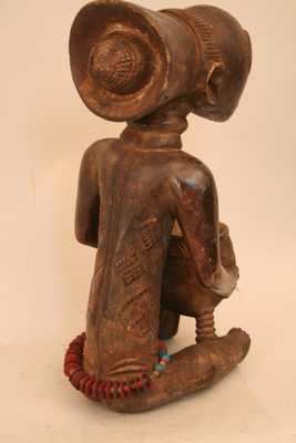 Luba(porteuse de coupe), d`afrique : Rép.démoncratique du Congo., statuette Luba(porteuse de coupe), masque ancien africain Luba(porteuse de coupe), art du Rép.démoncratique du Congo. - Art Africain, collection privées Belgique. Statue africaine de la tribu des Luba(porteuse de coupe), provenant du Rép.démoncratique du Congo., 1339/5288.Belle statue Luba:porteuse de coupe.Ce sont des statues anthropomorphes utilisées par les médiums pour influencer magiquement le cours des choses.La porteuse de coupe représente le devin portant le mboko(calabasse)dans laquelle résident leurs esprits.Ainsi elles peuvent guérir,protéger une famille où un village contre le malheur. Elle joue aussi un rôle divinatoire,le devin faisant parler la statue par un ventriloque. Belle statue représentant une femme assise tenant dans ses mains un récipiant(une calabasse)où l